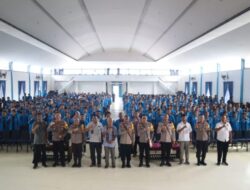 Kapolda NTT, Irjen Pol. Drs. Johni Asadoma Beri Hadiah 5 Sim Gratis Dan 3 Buah Handphone Kepada Mahasiswa  Unflor Ende 