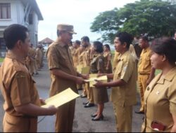 Bupati Djafar Serahkan SK Kenaikan Pangkat