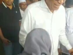 Ratusan Pendukung Jemput Bakal Calon Bupati Ende, H. Djafar Ahmad Di Bandara Aroebusman Ende