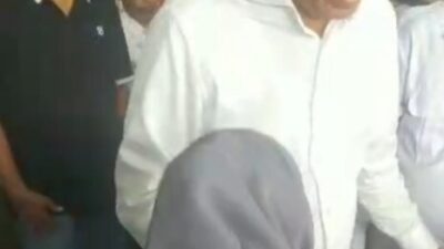 Ratusan Pendukung Jemput Bakal Calon Bupati Ende, H. Djafar Ahmad Di Bandara Aroebusman Ende