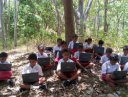 Miris, Akibat Tidak Ada Jaringan Telekomunikasi Siswi – Siswi Di Kabupaten Ende Harus Ujian Simulasi Di Tengah Hutan