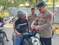 Sambut HUT RI ke-80, Kapolres Ende Pimpin Aksi Pembagian dan Pemasangan Bendera Merah Putih