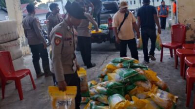 Polres Nagekeo-Polda NTT Salurkan Bantuan Beras untuk Warga Terdampak Banjir Bandang di Mauponggo