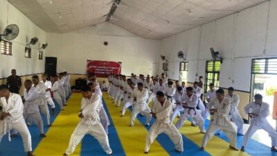 Puluhan Personel Polres Ende dan Brimob Ikuti Ujian Bela Diri sebagai Syarat Kenaikan Pangkat