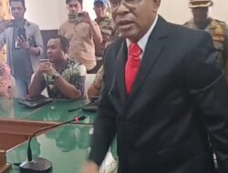 Tidak Dihargai Oleh Perwakilan Massa Aksi Mahasiswa,  Bupati Yosef Badeoda Terpaksa Tinggalkan Ruang Dialog