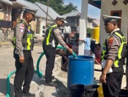 Satlantas Polres Ende Polda NTT Salurkan 10.000 Liter Air Bersih untuk Korban Gempa Bumi di Desa Embu Terhu
