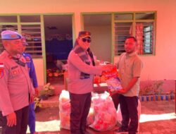 Tembus Gelombang Laut, Kapolres Ende Salurkan Bansos hingga Layanan Kesehatan untuk Warga Desa Nila